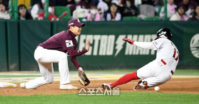 [포토]3루 진루에 성공하는 SSG 추신수