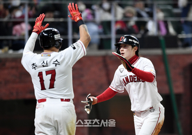 [포토]추신수-최지훈, 추격-동점 득점 나란히!