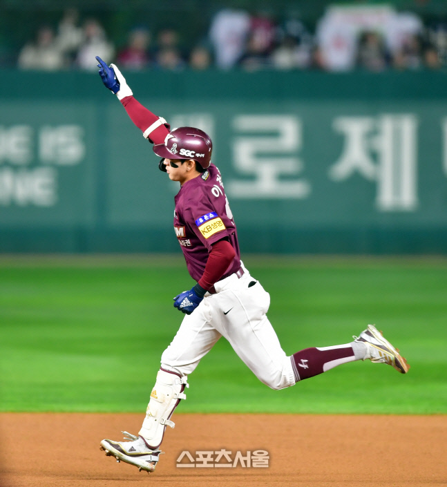 폰트 상대로 첫안타, 3-2 만든 솔로홈런 이정후[포토]