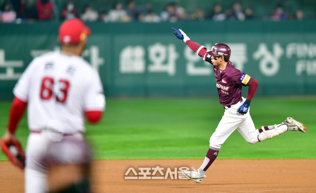 폰트 상대로 첫안타, 3-2 만든 솔로홈런 이정후[포토]