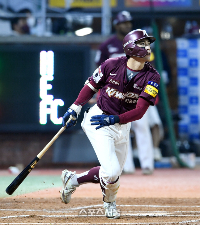 [포토]키움 이정후, SSG 선발 폰트 상대 솔로 홈런