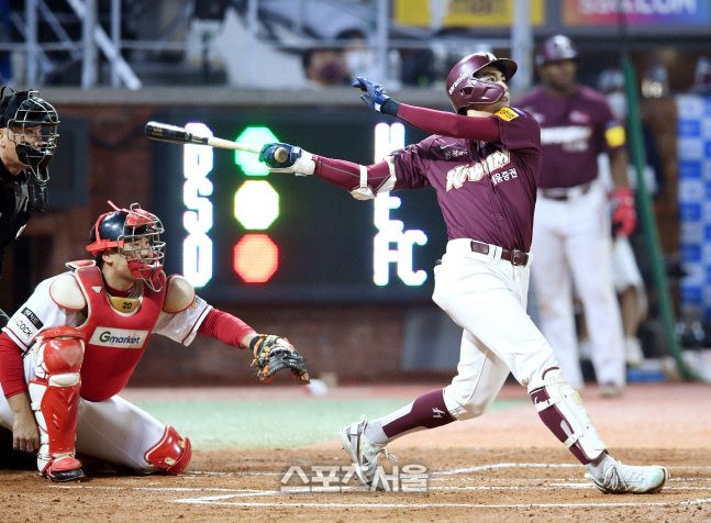 [포토]폰트 상대 솔로 홈런 뽑아내는 이정후