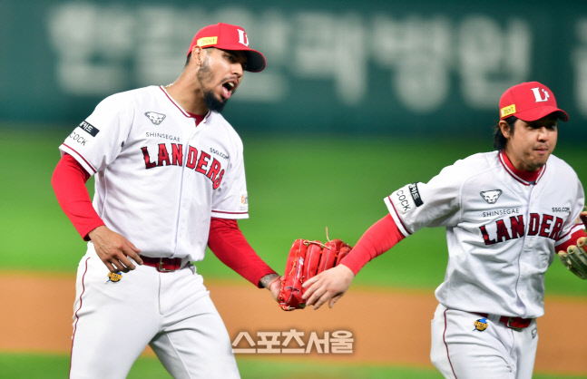 7회초 수비 마치며 환호하는 폰트[포토]