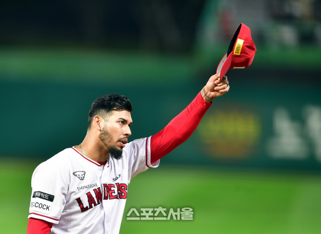 8회초 2사 후 마운드를 내려오는 폰트[포토]