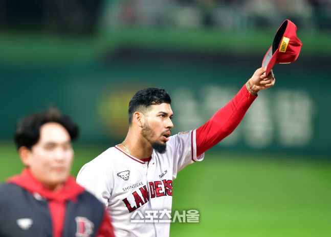 8회초 2사 후 마운드를 내려오는 폰트[포토]