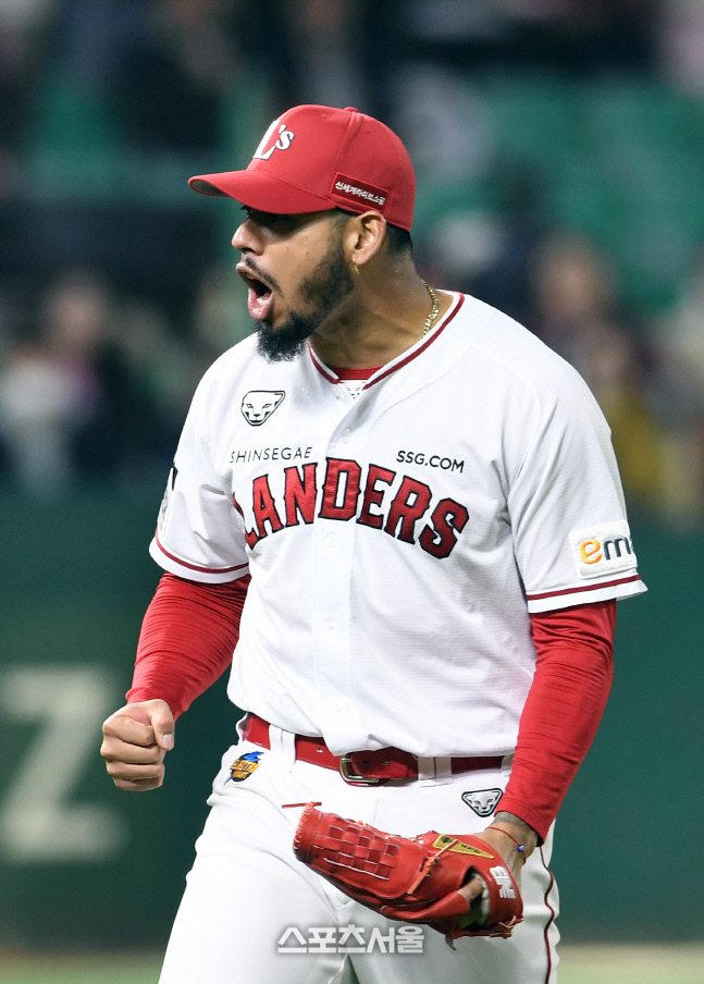 [포토]야수들의 호수비에 포효하는 SSG 선발 폰트