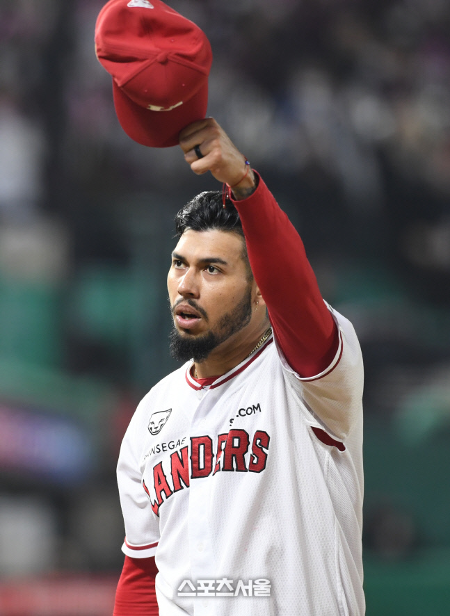 [포토]마운드에서 내려가는 SSG 선발 폰트