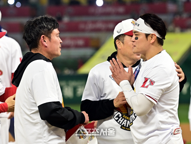 [포토] 추신수 '지원 덕분에 우승 했습니다'