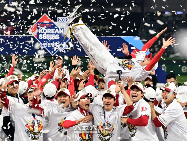 [승장] 김원형 감독 "홍원기 감독 존경...대단한 팀과 붙었다" [KS6 인터뷰]