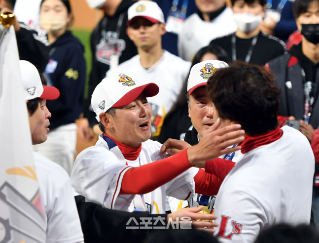 부상 한유섬 안아주는 김원형 감독[포토]