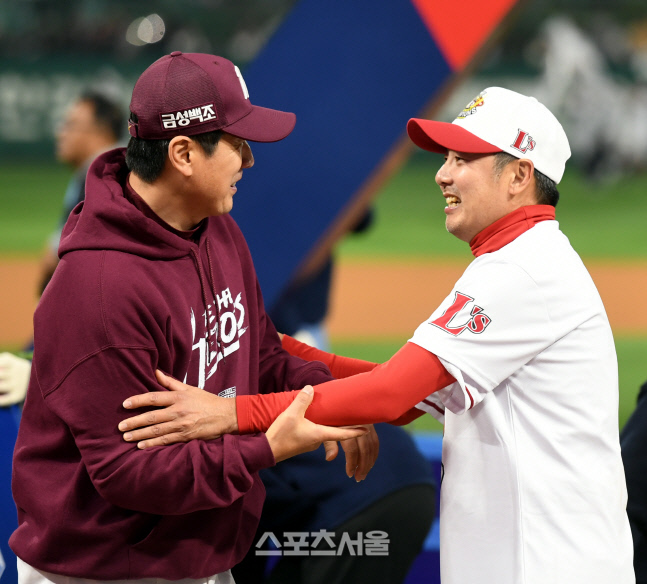 [포토] 홍원기 감독과 인사 나누는 김원형 감독