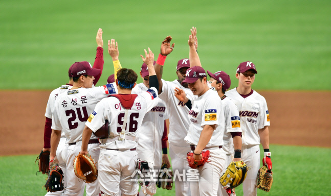 \'가자! 인천으로\' 자축하는 키움선수들[포토]