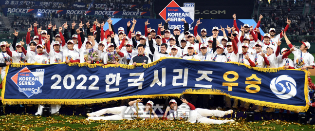 [포토] SSG, 와이어투와이어 우승에 한국시리즈 우승까지 접수