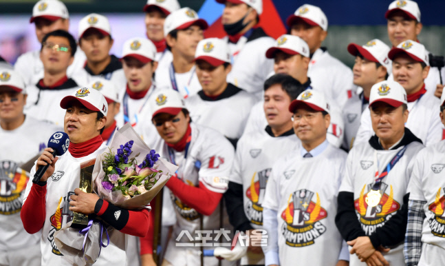 MVP 김강민, 불혹의 나이로 이자리에...[포토]