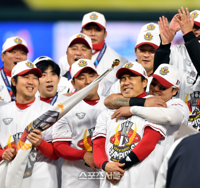 MVP 김강민 뒤에서 포옹하는 추신수[포토]