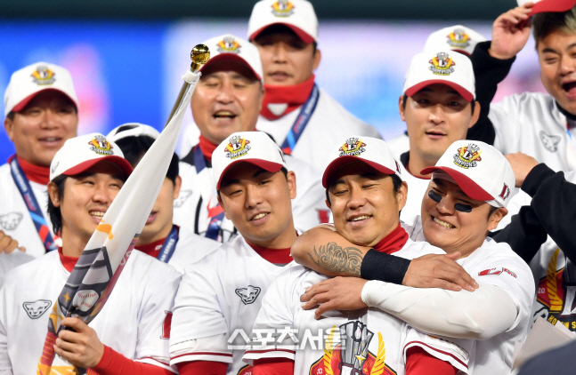 MVP 김강민 뒤에서 포옹하는 추신수[포토]