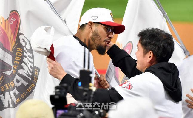 폰트 안아주는 정용진 구단주[포토]