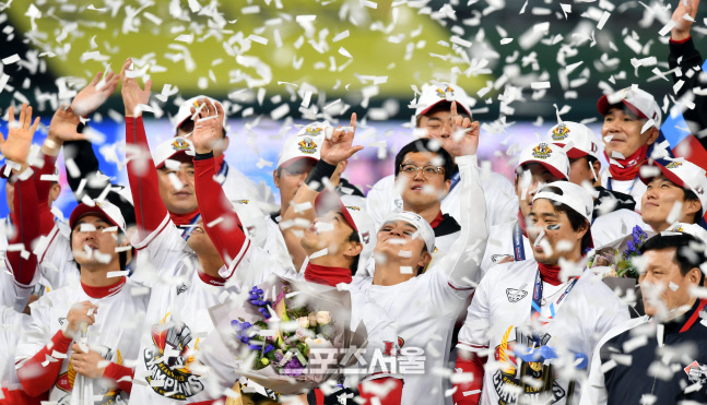 우승기쁨 만끽하는 추신수, 한유섬, 김강민[포토]