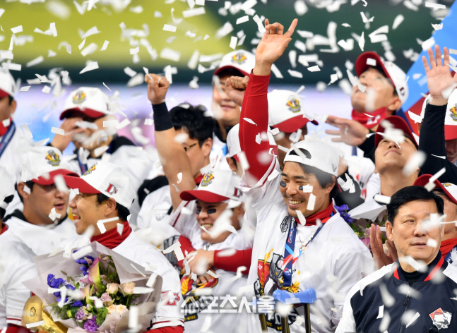 우승기쁨 만끽하는 추신수, 한유섬, 김강민[포토]