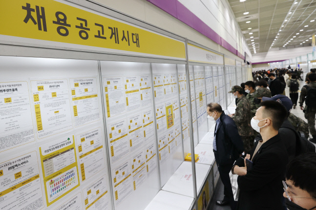 10월 취업자 67만7000명 증가…5개월째 성장폭 둔화