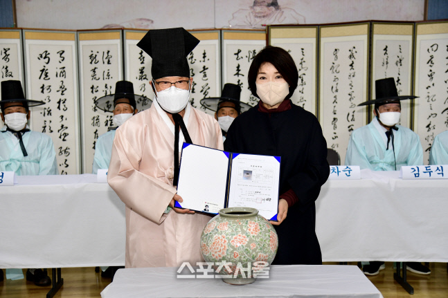 인영희 작가, 남원향교에 도예작품 기증