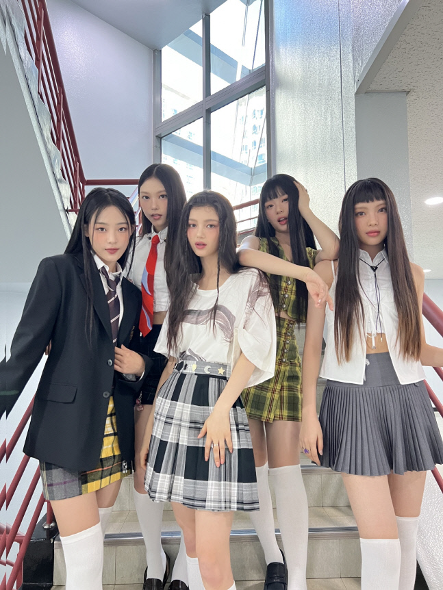 뉴진스_단체 이미지 (6)