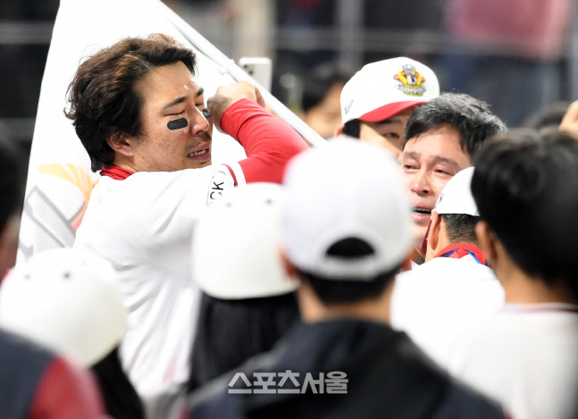 [포토]한유섬과 함께 울음 터진 정용진 구단주