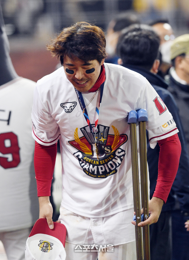 [포토]목발 짚고 팬들에게 인사하는 SSG 한유섬