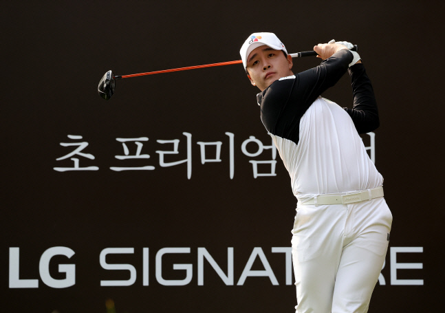 티샷하는 김민규