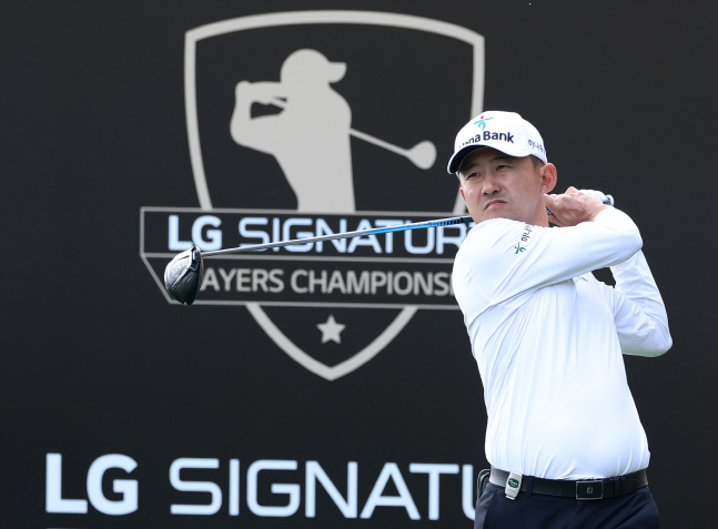 티샷하는 한승수