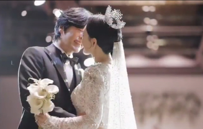 최성국, '결혼식 현장' 공개..24세 연하 미모의 아내에 진한 '입맞춤'