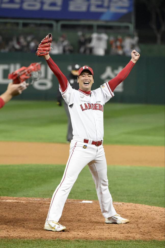 SSG 김광현, '5수 끝에' 최동원상 품었다...5년 만에 국내 투수 수상 [공식발표]