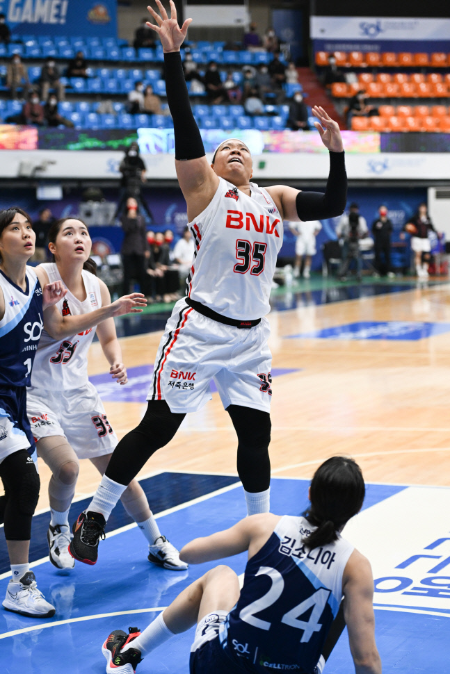 '김한별 30점' BNK, 신한은행 73-68 제압 '3연승' 질주...신한은 3연패 [SS 인천in]