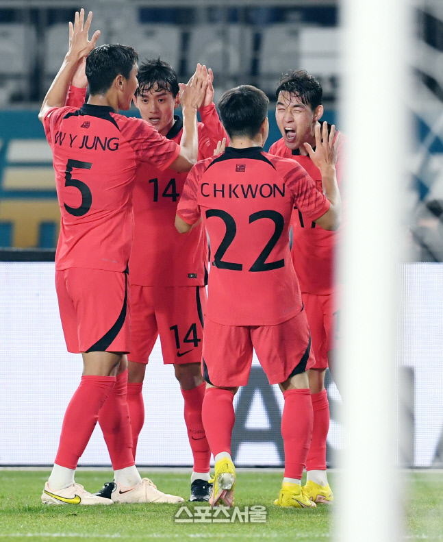 [포토]선제골에 기뻐하는 송민규