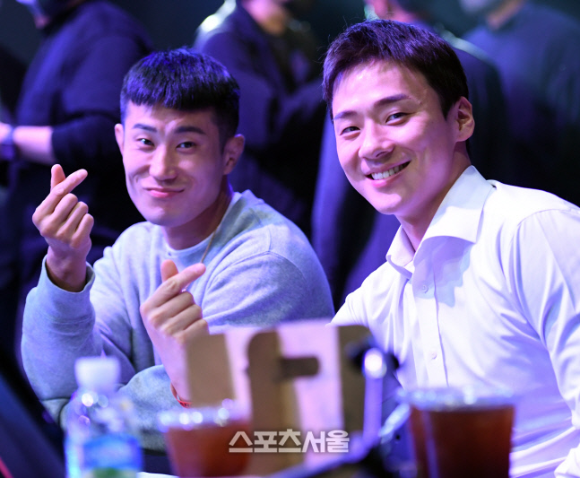 여심을 저격하는 장익환과 박찬웅의 살인미소, ARC 008에 여성팬들을 몰입시키는 중!