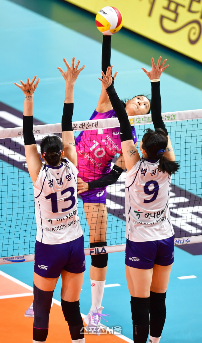 박정아-정대영 압도하는 김연경 고공강타[포토]