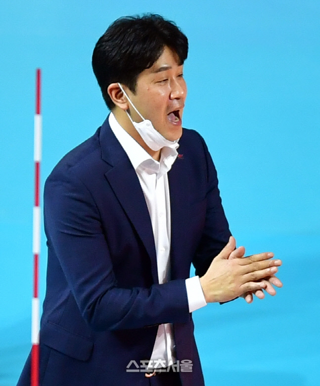 '분위기 좀 살려보자!' 김종민 감독[포토]