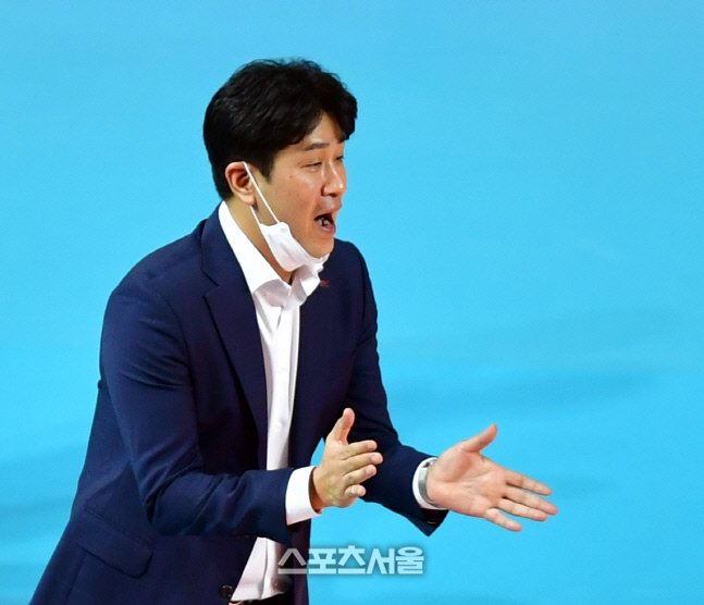 '분위기 좀 살려보자!' 김종민 감독[포토]