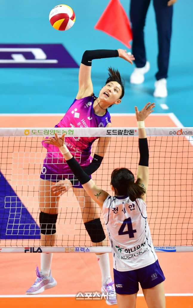 '블로커 어디 간겨?' 김연경[포토]