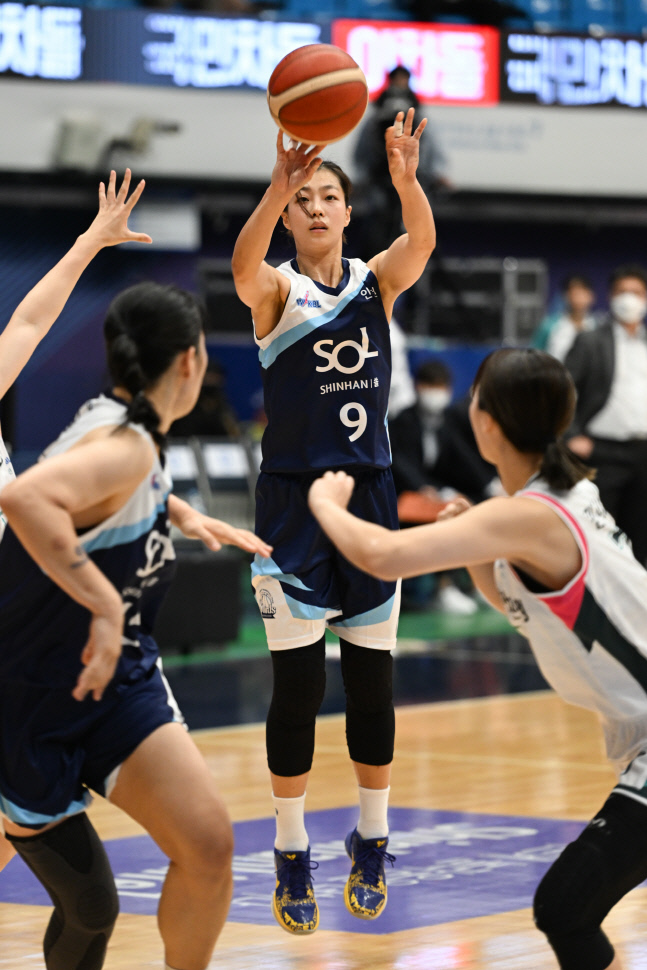 '이경은 18점' 신한은행, 하나원큐 잡고 3연패 끝!...하나는 개막 4연패 '수렁' [SS 인천in]