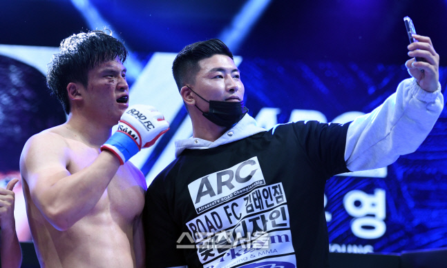 '짜릿한 승리' 한영우, ARC 008에서 심판전원일치 판정승으로 스승 '주먹대통령' 김태인을 기쁘게 해