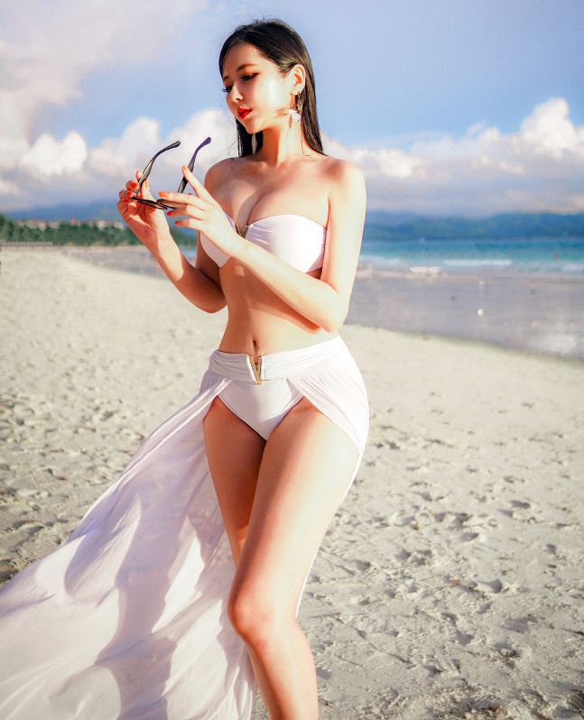 '화이트 여신' TFC 링걸 김세라, 선글래스는 포인트! [포토]