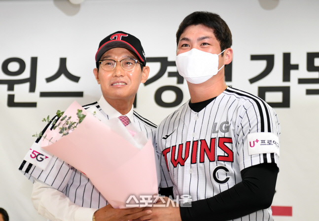 [포토]염경엽 감독의 취임을 축하하는 주장 오지환