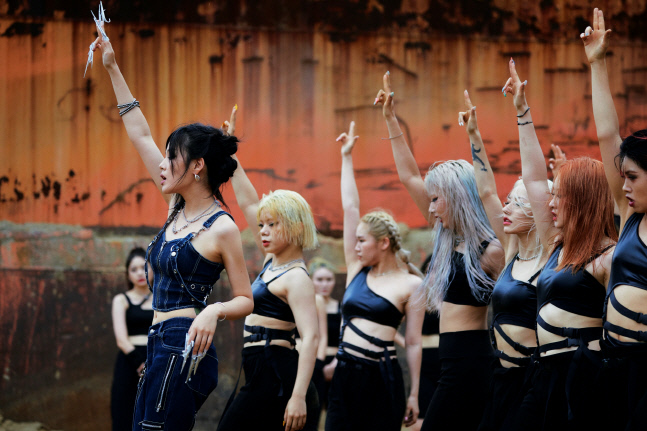 'D-4' 비비, 아이키와 '나쁜년' 퍼포먼스 완성