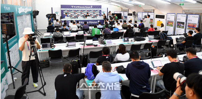 [포토] 코리아 하우스에서 기자회견 하는 황의조