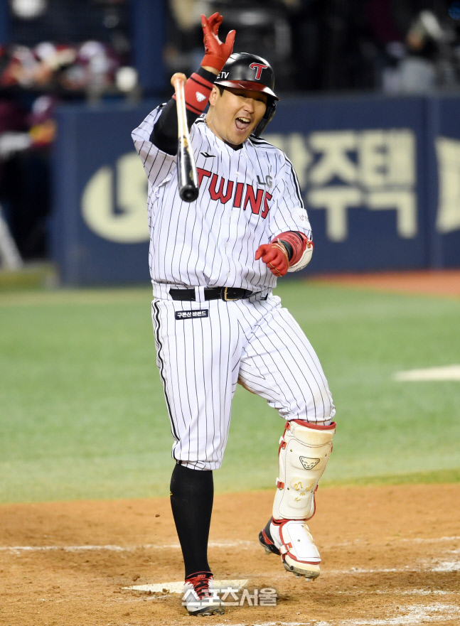 [포토]볼넷으로 타점 LG 유강남, 던져버려!