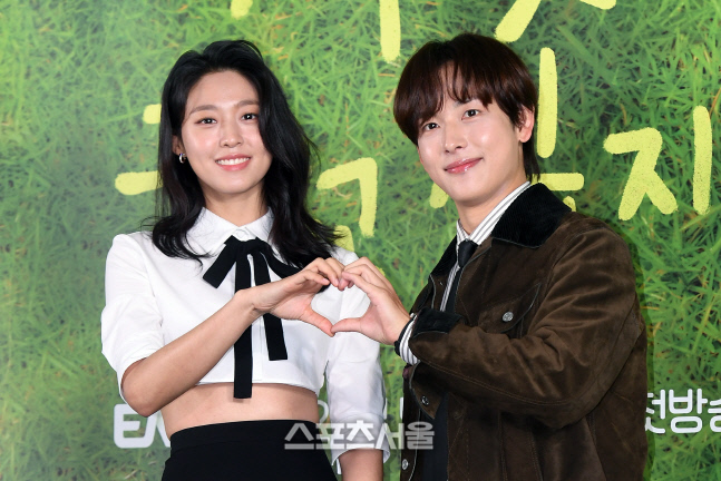 [포토]함께 하트 만들어 보이는 설현-임시완