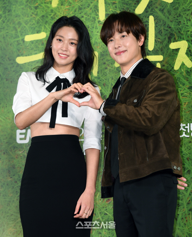 [포토]설현-임시완, 함께 하트!