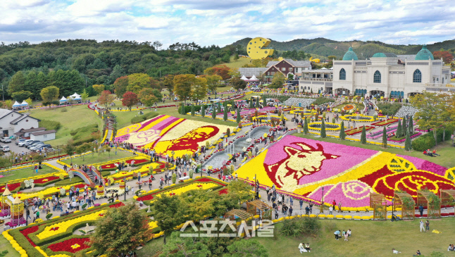 임실치즈테마파크, 지난달 83만명 방문...천만송이 국화꽃 전시에 관광객 북적