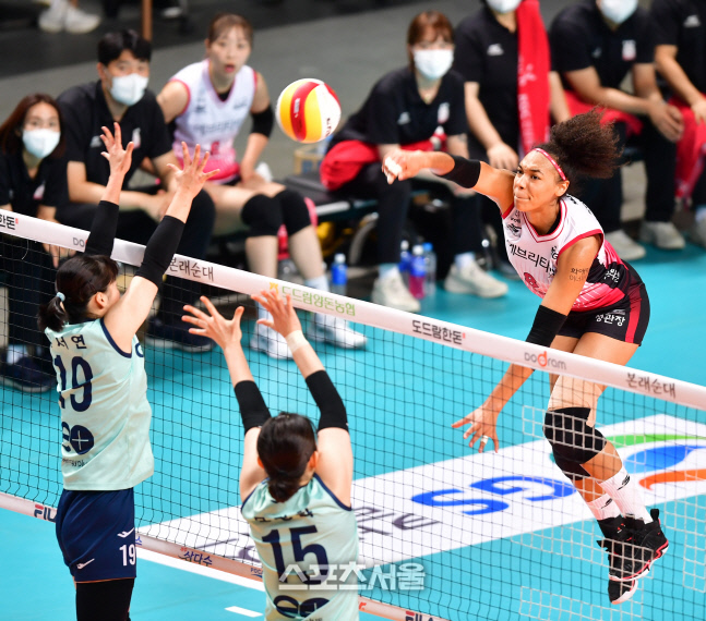 GS 블로킹 무위로 만드는 엘리자벳[포토]